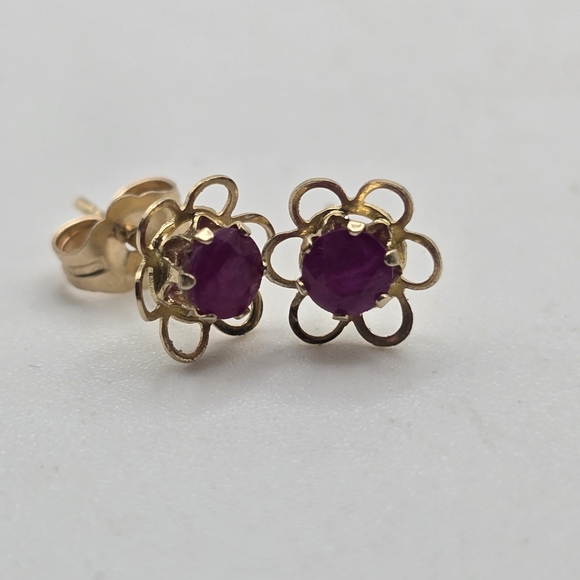 14k Gold and Red Topaz Flower Stud Earrings - Picture 4 of 6